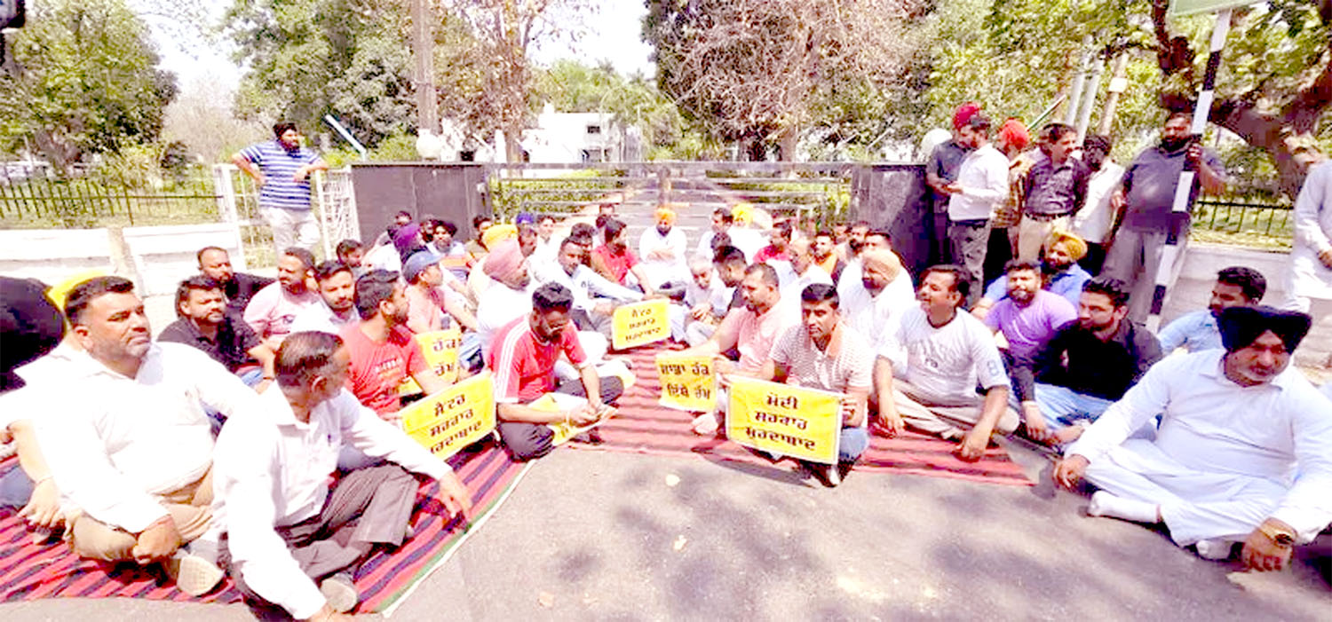 BBMB Chairman Manoj Tripathi's vehicle surrounded, police sent him back safely.